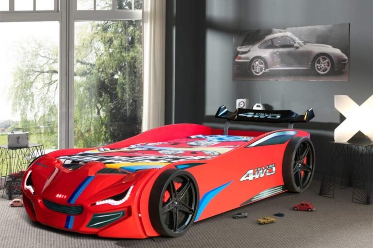 cama infantil en forma de auto colorido