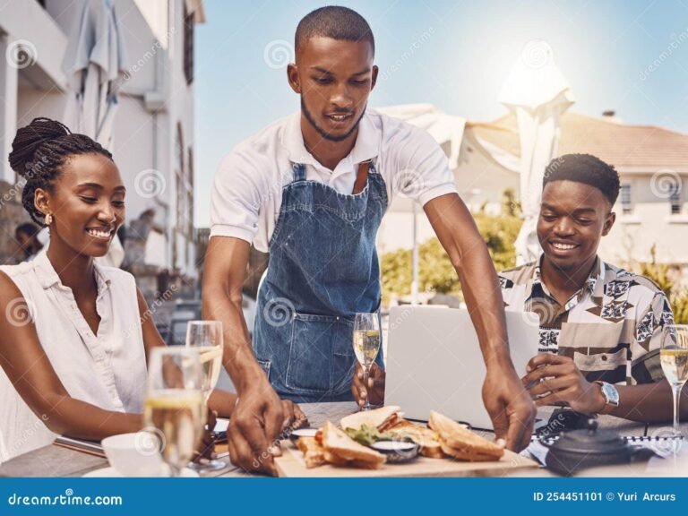 camarero sirviendo comida en un restaurante