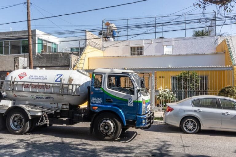 camion de gas en una calle residencial