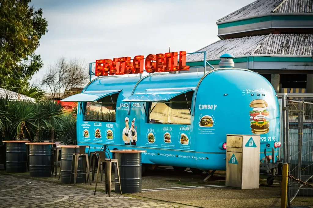 camiones de comida en un evento al aire libre