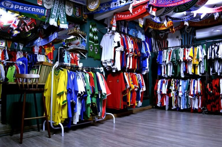 camisetas de futbol en una tienda deportiva