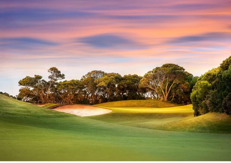 campo de golf en paisaje natural