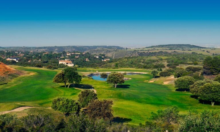 Qué servicios y actividades ofrece San Eliseo Golf and Country Club 24 campo de golf rodeado de naturaleza
