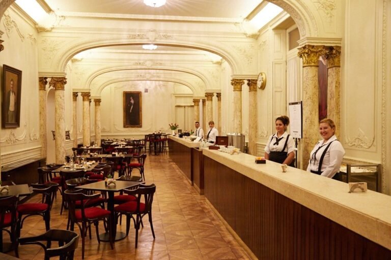 carruajes historicos frente al teatro colon