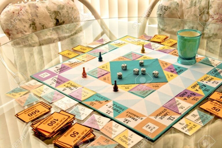 cartas de juego en una mesa colorida