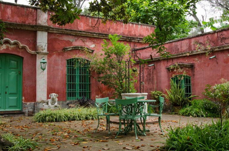 casa antigua con jardin en argentina