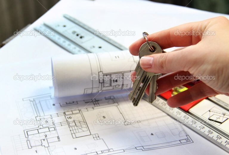 casa con documentos y llaves sobre una mesa