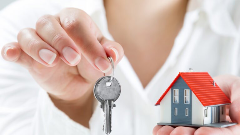 casa con llave y contrato de alquiler