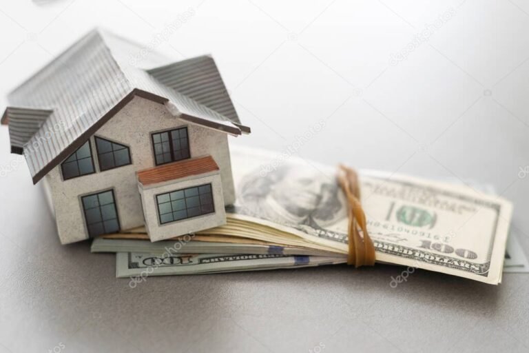 casa con llaves y dinero en efectivo