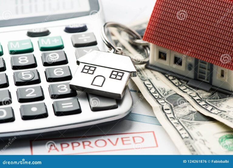 casa con llaves y documento hipotecario