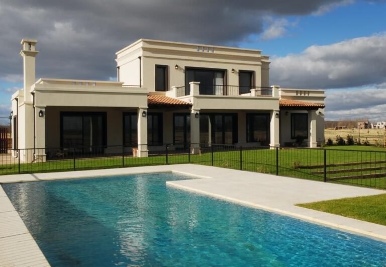 casa con pileta en paisaje argentino