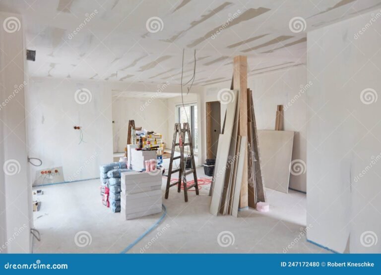 casa en construccion con herramientas y materiales