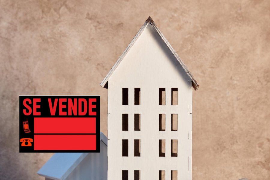 casa en venta con cartel de se vende