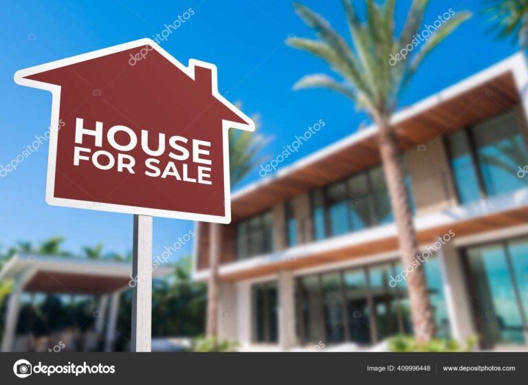 casa moderna con cartel de venta