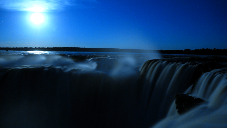 cataratas del iguazu iluminadas de noche