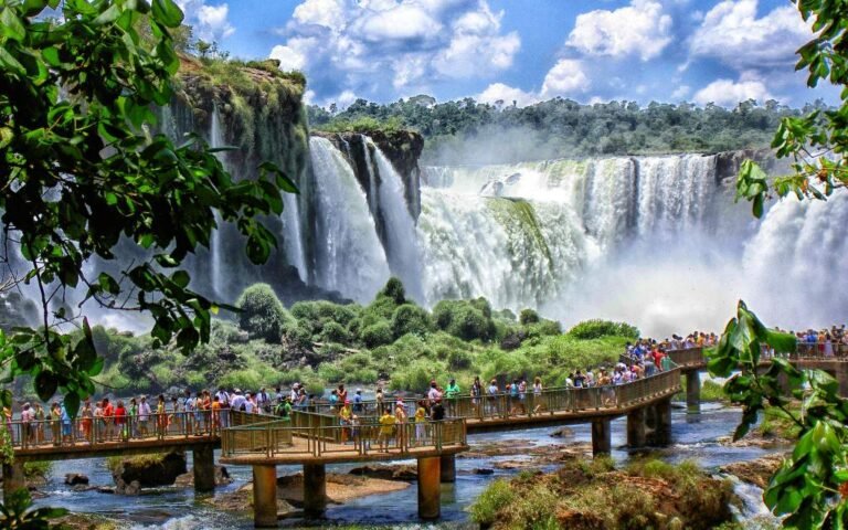 cataratas del iguazu rodeadas de naturaleza 1