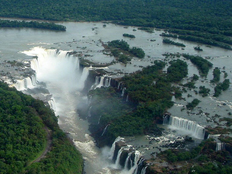 Cómo se formaron las impresionantes Cataratas del Iguazú 8 cataratas del iguazu rodeadas de selva 1