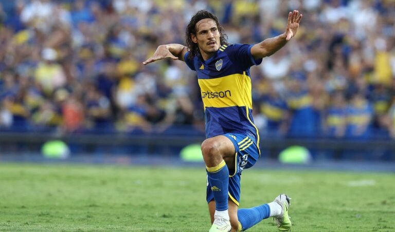 cavani celebrando un gol con boca juniors