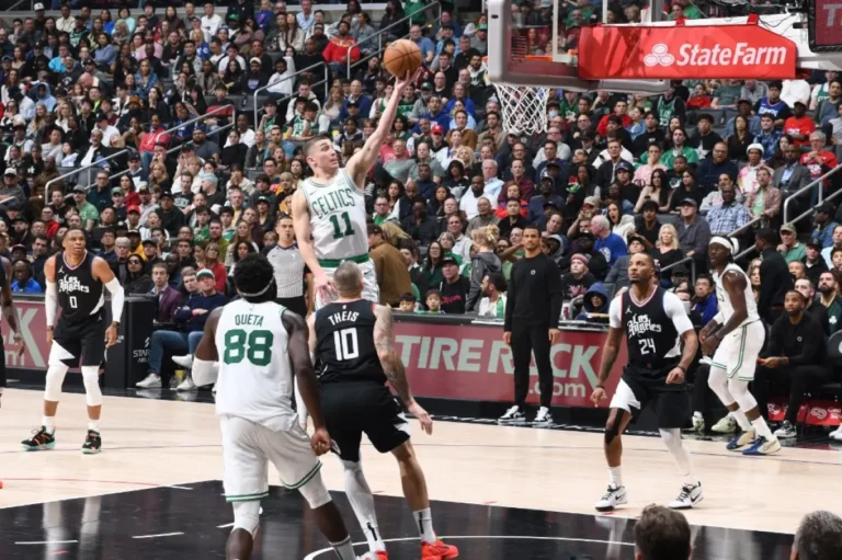celtics y clippers en accion en cancha