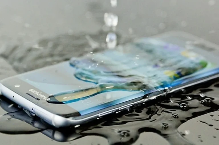 celular seco sobre toalla absorbente