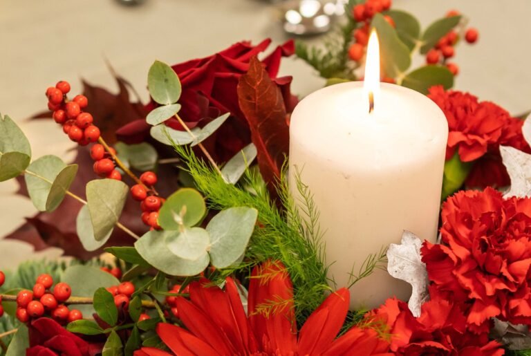 centro de mesa festivo con velas y flores
