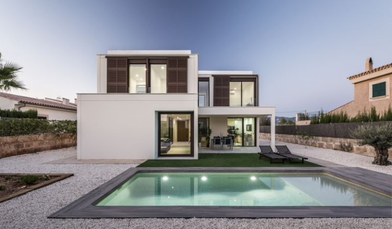 Es posible construir casas utilizando cercos premoldeados de manera efectiva 14 cerca premoldeada rodeando una casa moderna