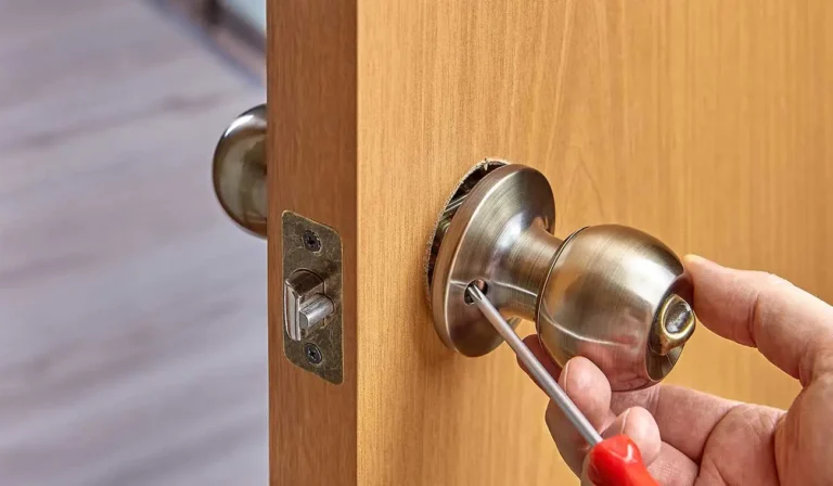 cerradura de puerta en proceso de instalacion