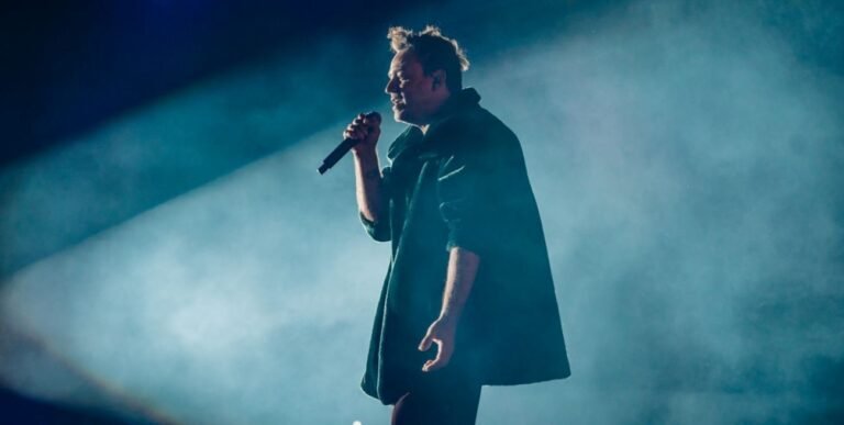 chano cantando en un escenario vibrante