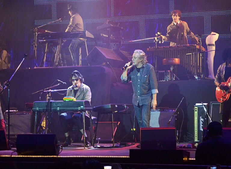 charly garcia en concierto con luces brillantes