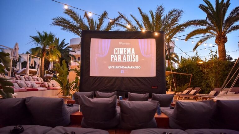 cine al aire libre bajo las estrellas