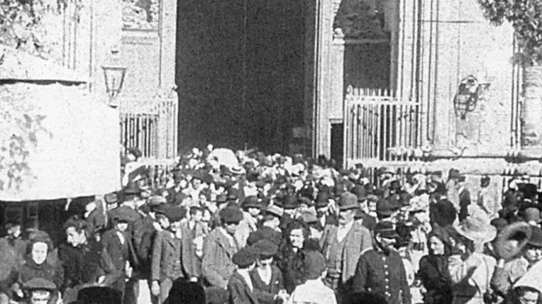 cine antiguo con espectadores emocionados