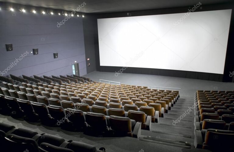cine moderno con pantallas y asientos