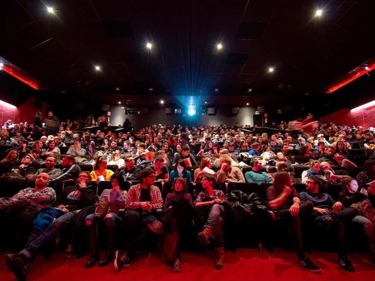 cine moderno con publico disfrutando una pelicula