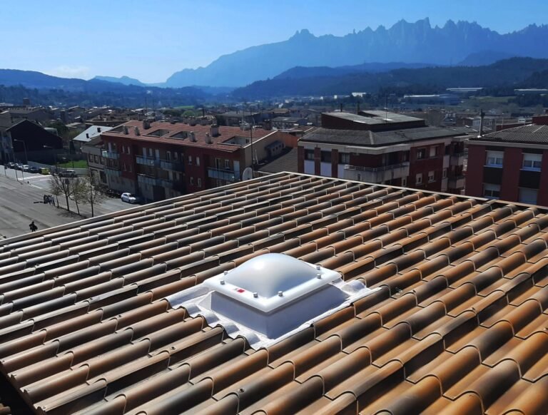 Cómo elegir la mejor claraboya para techo de chapa acanalada 7 claraboya iluminando un techo de chapa