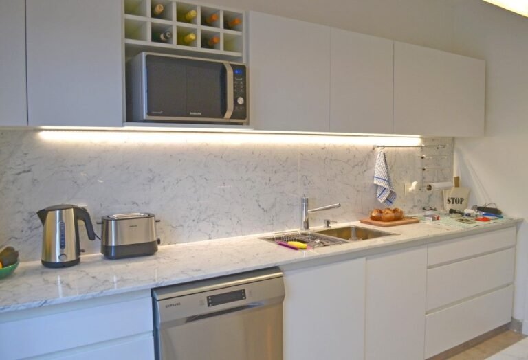 cocina moderna con muebles de pvc termoformado