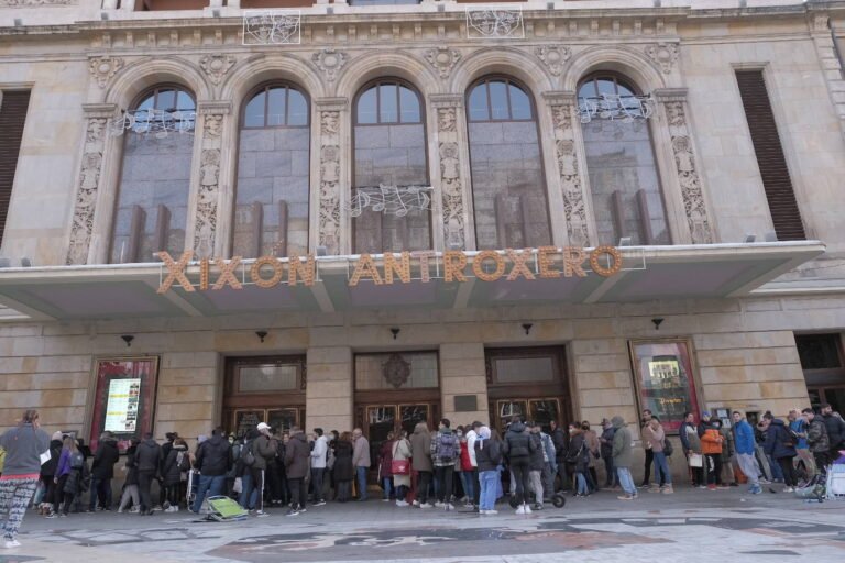 colas de personas frente a un teatro