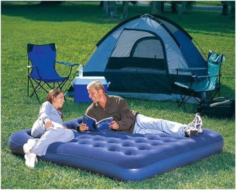 colchon inflable en un camping al aire libre