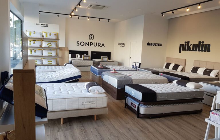 colchones comodos en una tienda moderna
