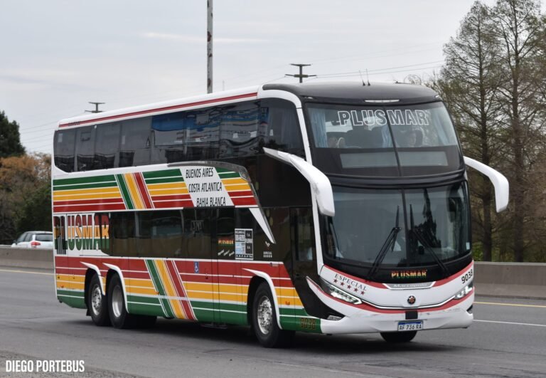 colectivo viajando por carretera argentina