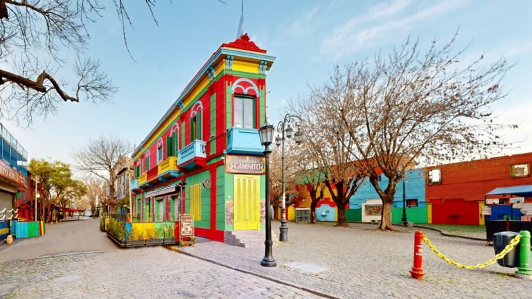colores vibrantes de caminito en buenos aires