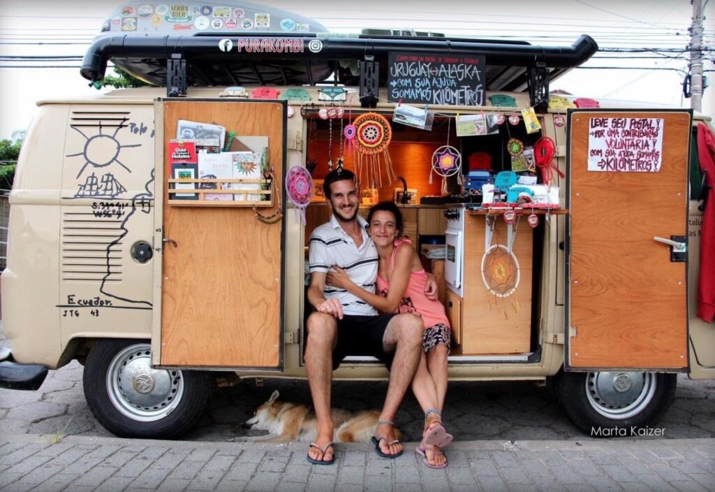 combi en la costa con mascotas felices