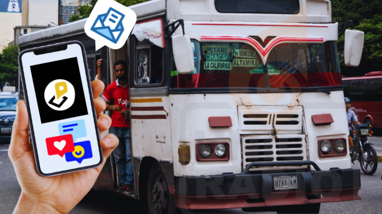 combis en la parada de transporte publico