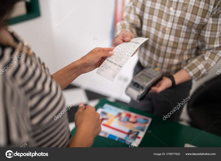 comprador feliz con recibos en mano