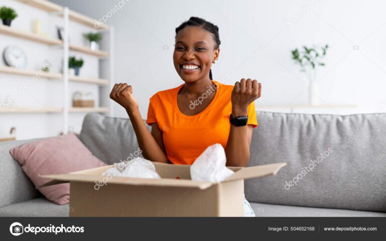 compradores emocionados en linea durante ventas