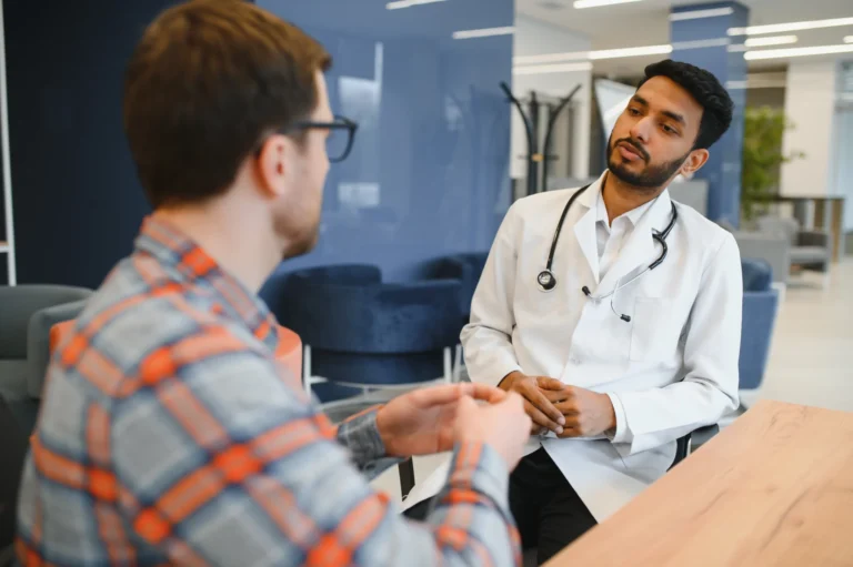 consultorio medico con pacientes y profesionales