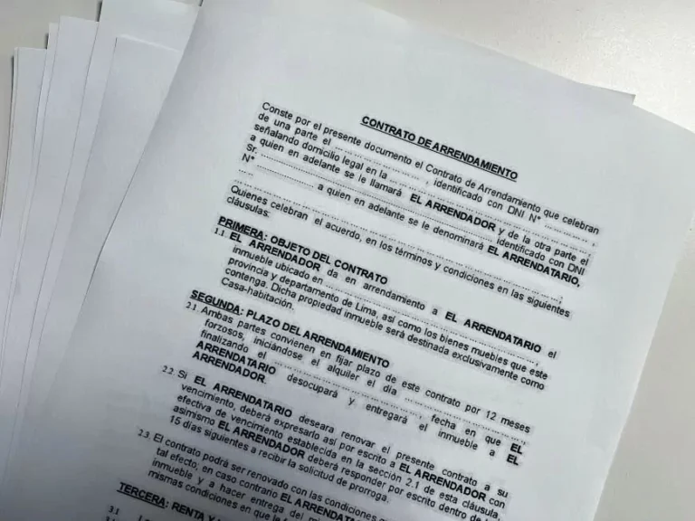 contrato de alquiler siendo firmado y sellado