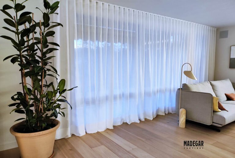 cortinas elegantes en un acogedor living