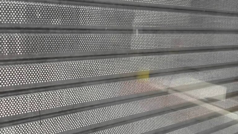 cortinas metalicas microperforadas en una casa