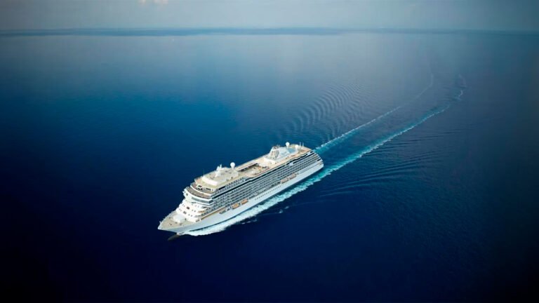 crucero lujoso navegando por el oceano