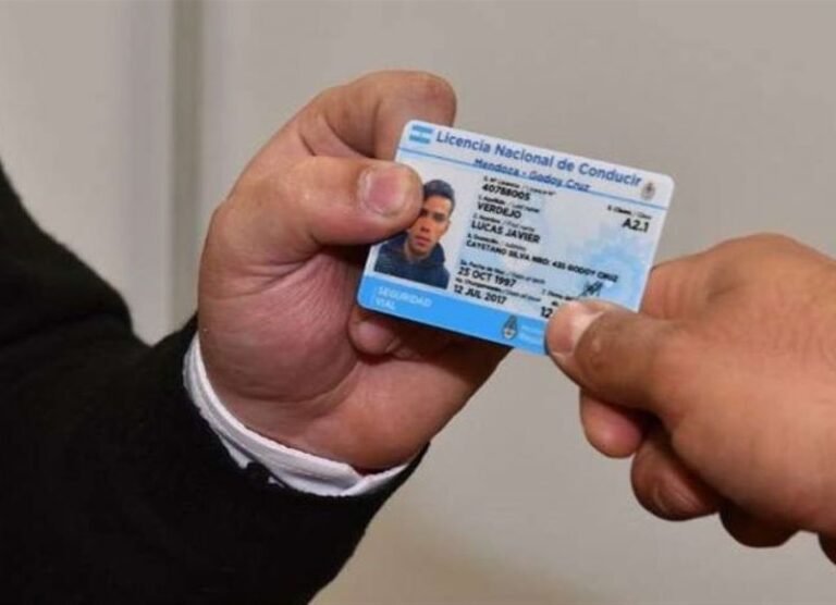 Por qué te pueden retener la licencia de conducir en Argentina 7 dedo senalando una licencia de conducir